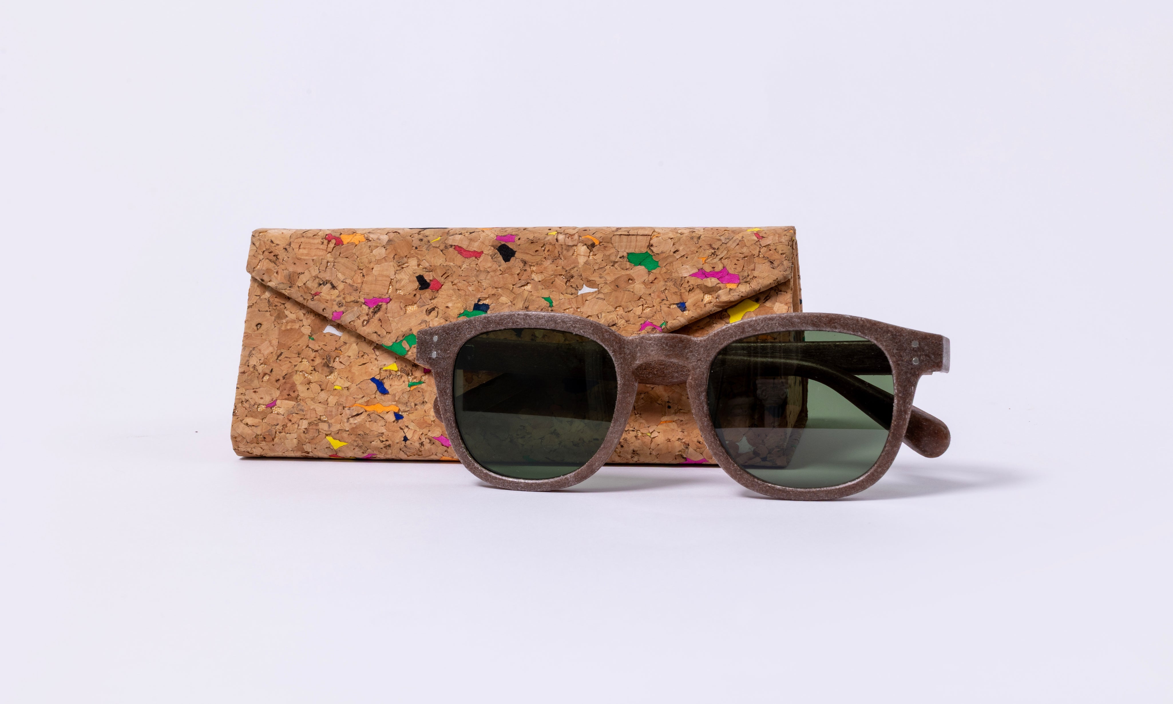 Naya_Dark_Wood_Deep_Green_w_Case.jpg